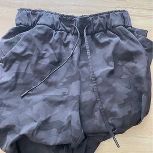 Lululemon Stretch High-Rise Pant 7/8 Length in Camo size 6.